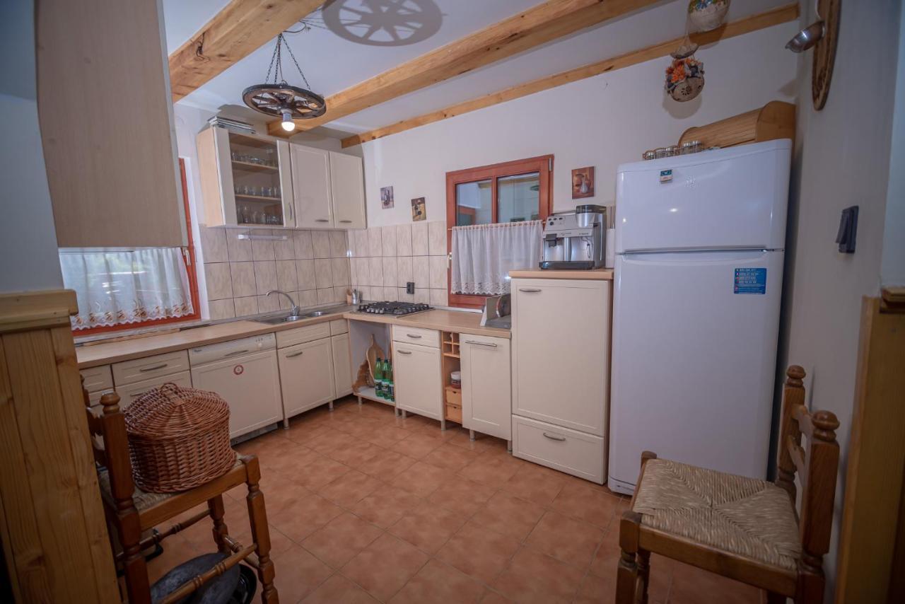 Zsuzsi-lak Sub Cetate
